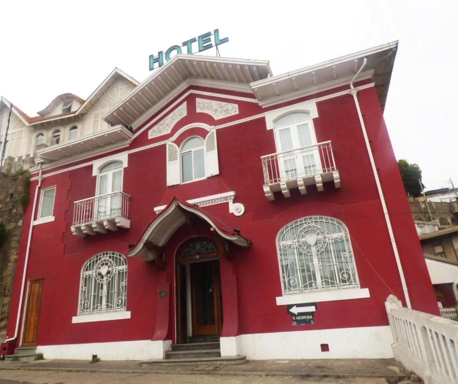 un edificio rojo con un letrero que lee hotel en Hotel Vista Hermosa 26, en Viña del Mar