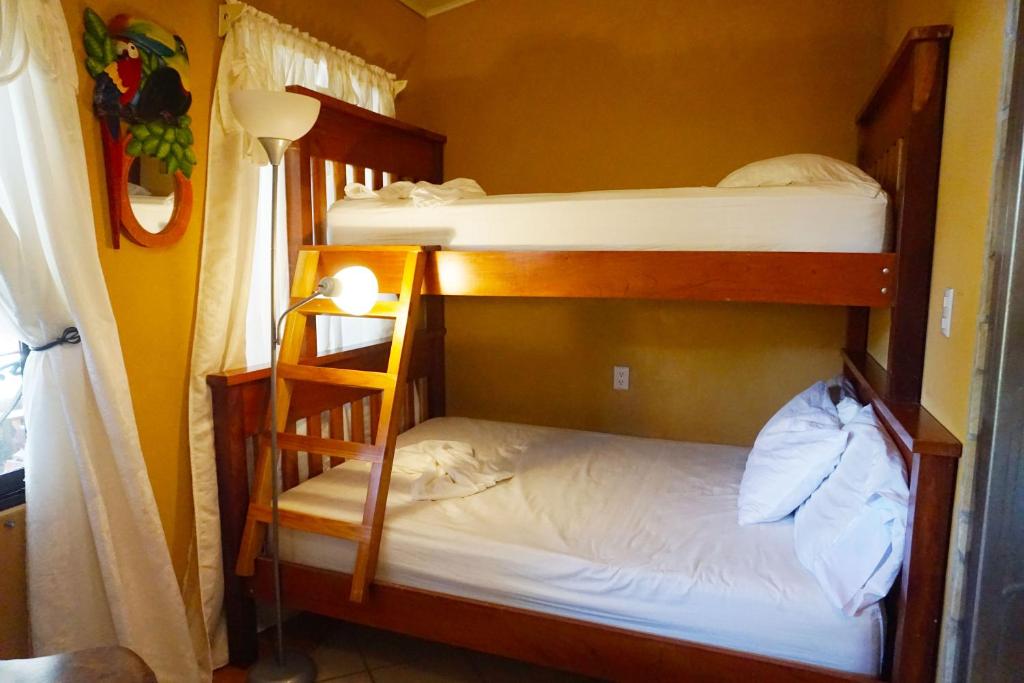 Postel nebo postele na pokoji v ubytování Cabinas Jimenez