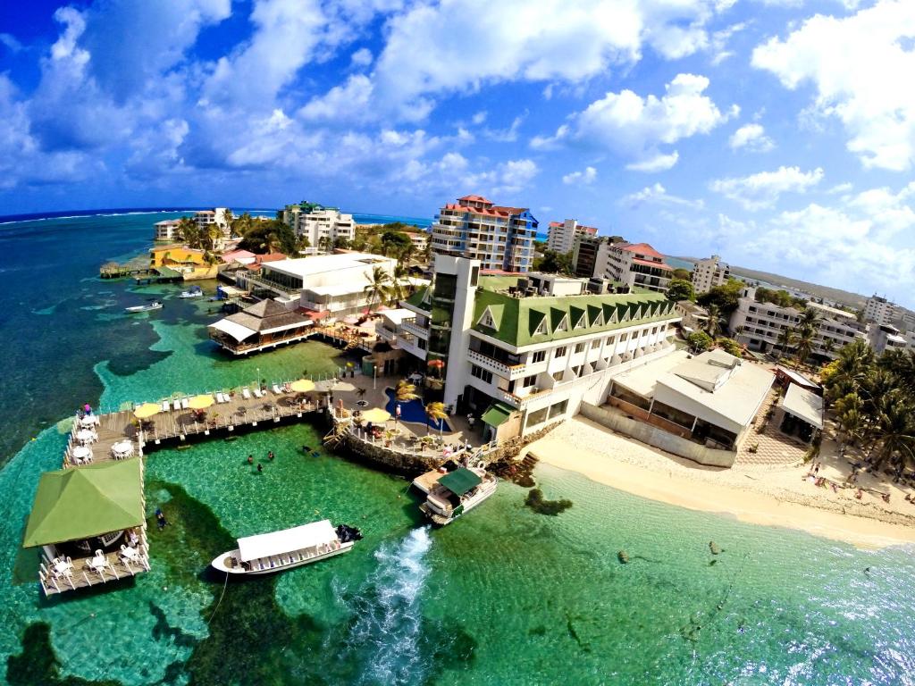 an aerial view of a resort on the beach at Hotel Lord Pierre in San Andrés