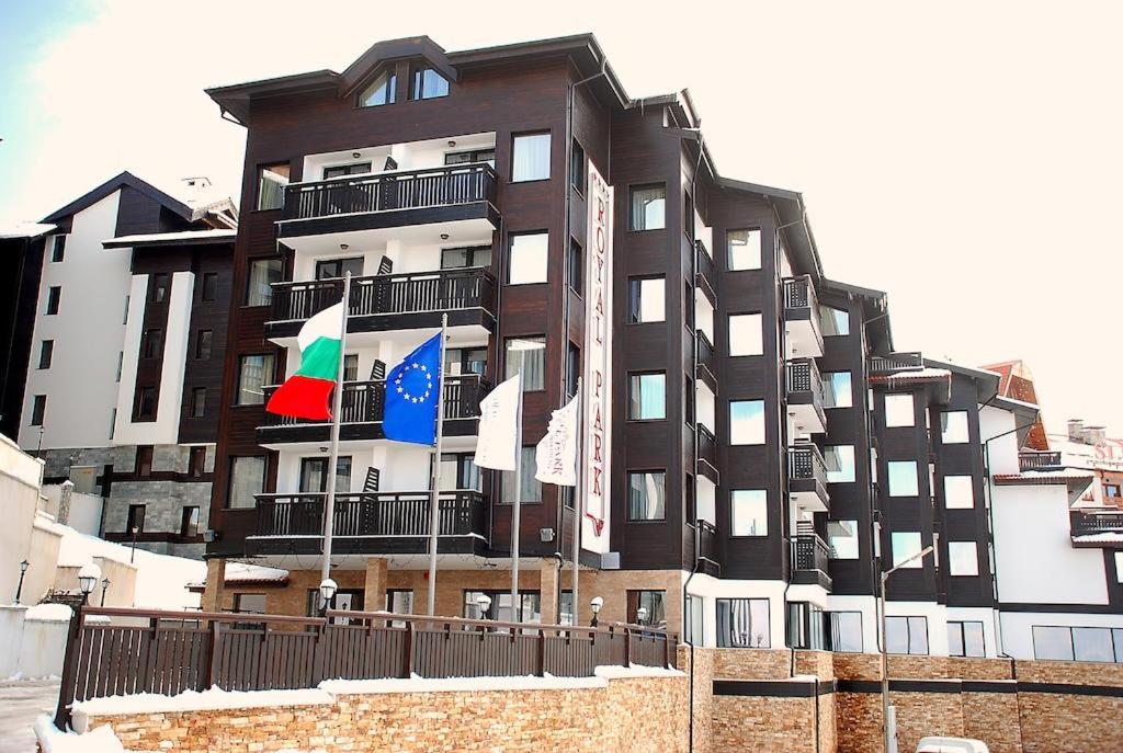 バンスコにあるRoyal Park Spa Bansko, private apartments within the complexの旗の目の前の高い建物