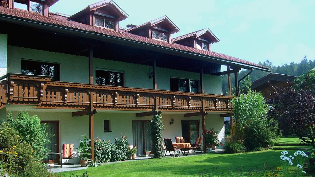 ein großes Haus mit seitlicher Terrasse in der Unterkunft Apartments Lettenmaier in Oberried