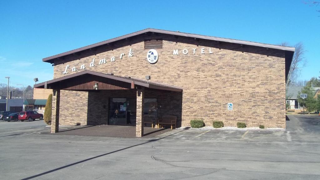 un edificio in mattoni con un cartello che legge motel di Landmark Motel a Clintonville