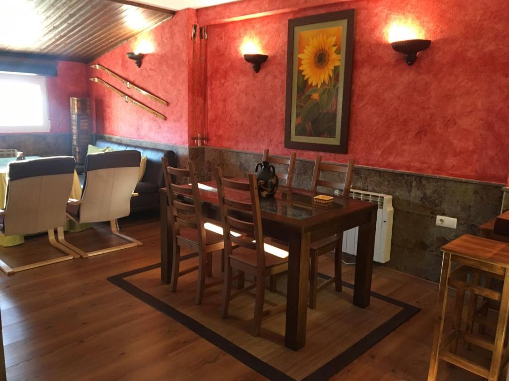 シエラネバダにあるApartamento Ginebra Deluxeのダイニングルーム(木製テーブル、椅子付)