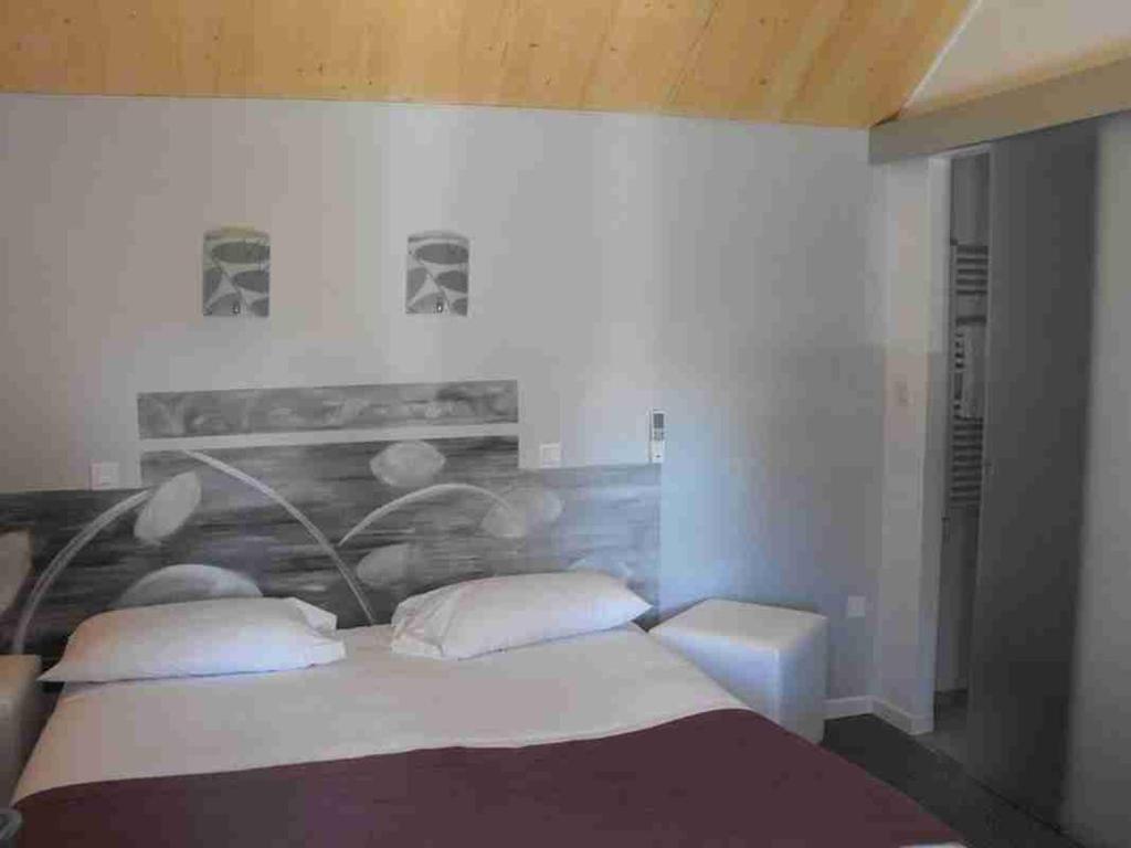 Postel nebo postele na pokoji v ubytování Logis Hôtel Restaurant Les Capucins