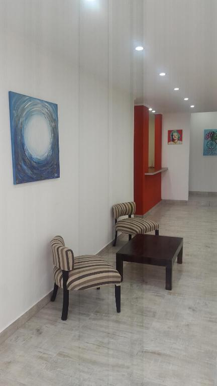 a waiting room with two chairs and a table at Continente Boutique in San Clemente del Tuyú