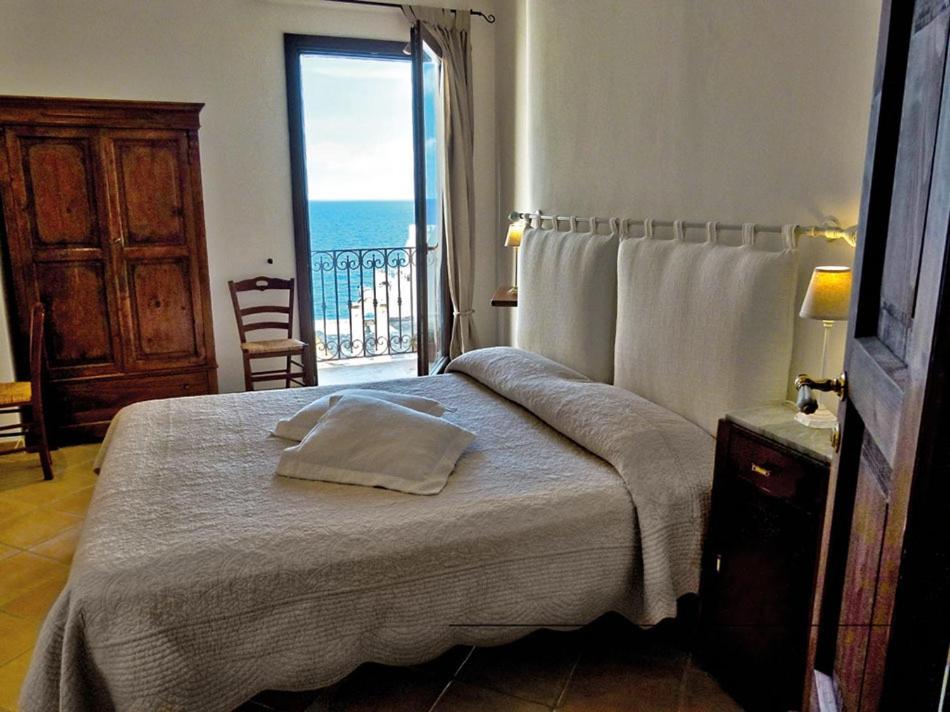 Schlafzimmer mit einem Bett und Meerblick in der Unterkunft B&B Casa Dorsi in Polignano a Mare