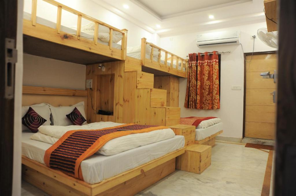 Postel nebo postele na pokoji v ubytování Hotel Delhi Fantastic near New Delhi Train Station