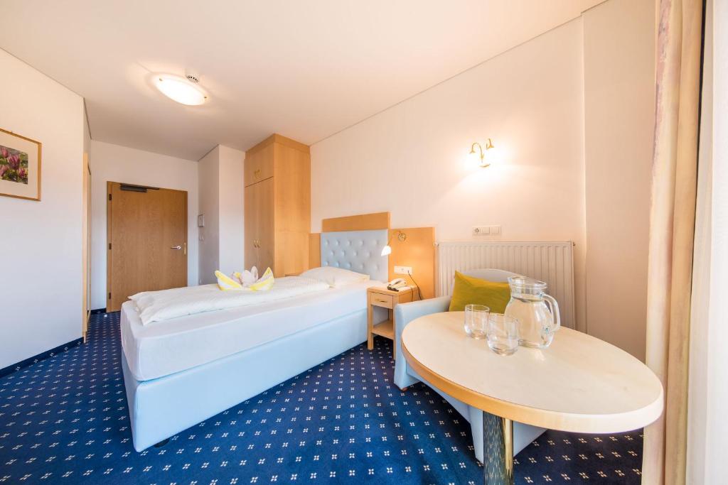 Postel nebo postele na pokoji v ubytování Hotel Winzerhof
