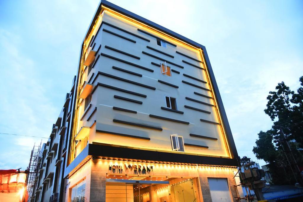 un edificio con un grande orologio sul lato di Mango Hotels Vijayawada a Vijayawāda