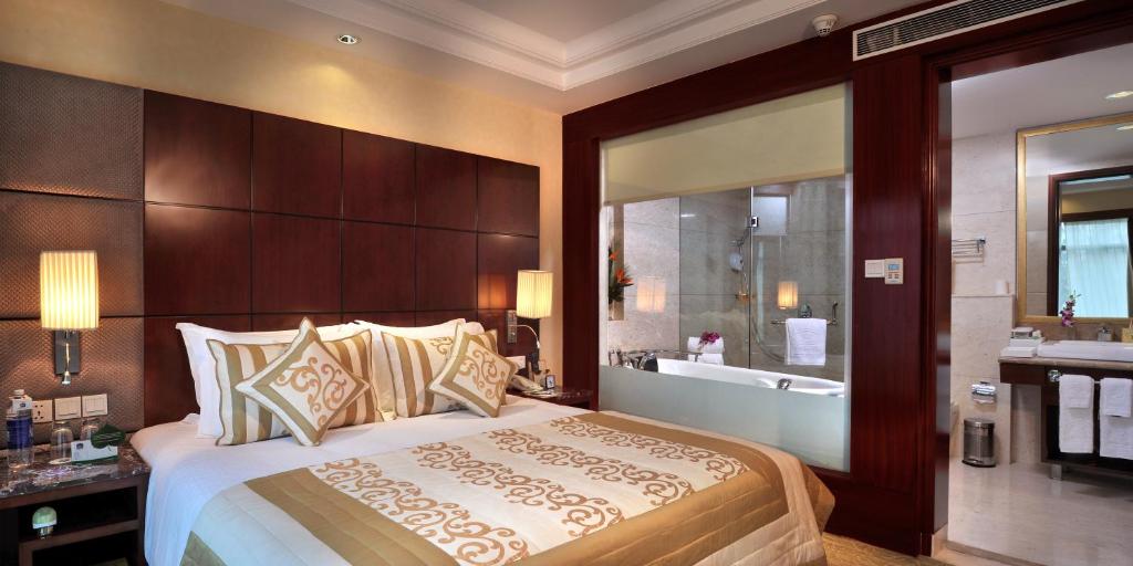 Postel nebo postele na pokoji v ubytování SkyCity Hotel Gurgaon