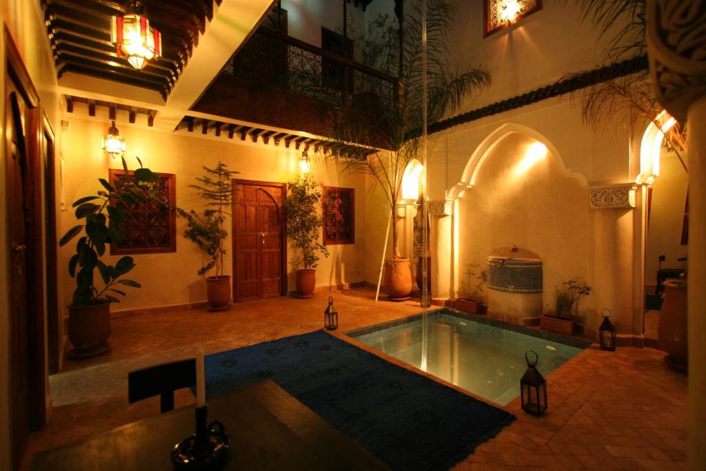 Großes Zimmer mit Pool in einem Gebäude in der Unterkunft Riad Morgane in Marrakesch