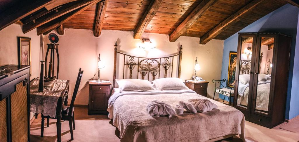 A bed or beds in a room at Arhontiko Kefalari