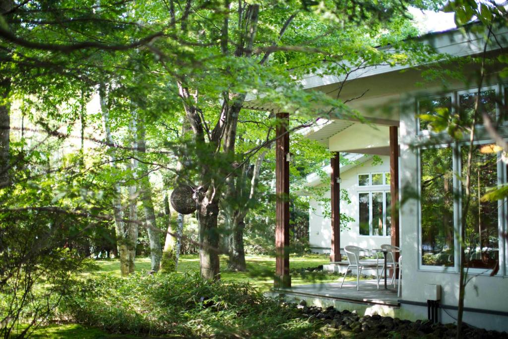 軽井沢町にある ホテル軽井沢エレガンスの庭木白家