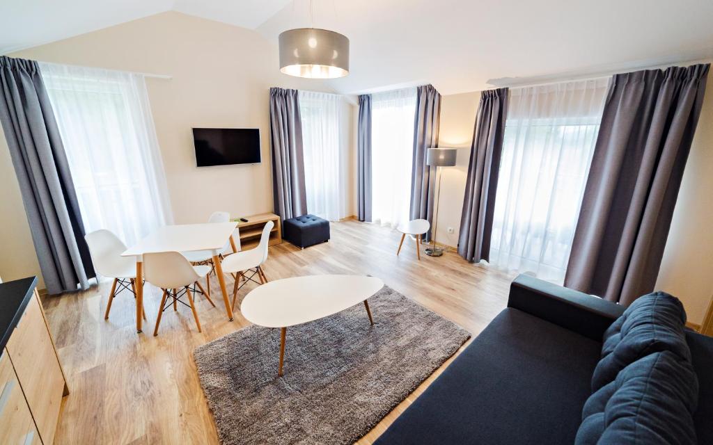 Televízia a/alebo spoločenská miestnosť v ubytovaní Apartamenty Sun & Snow Szklarska Perła