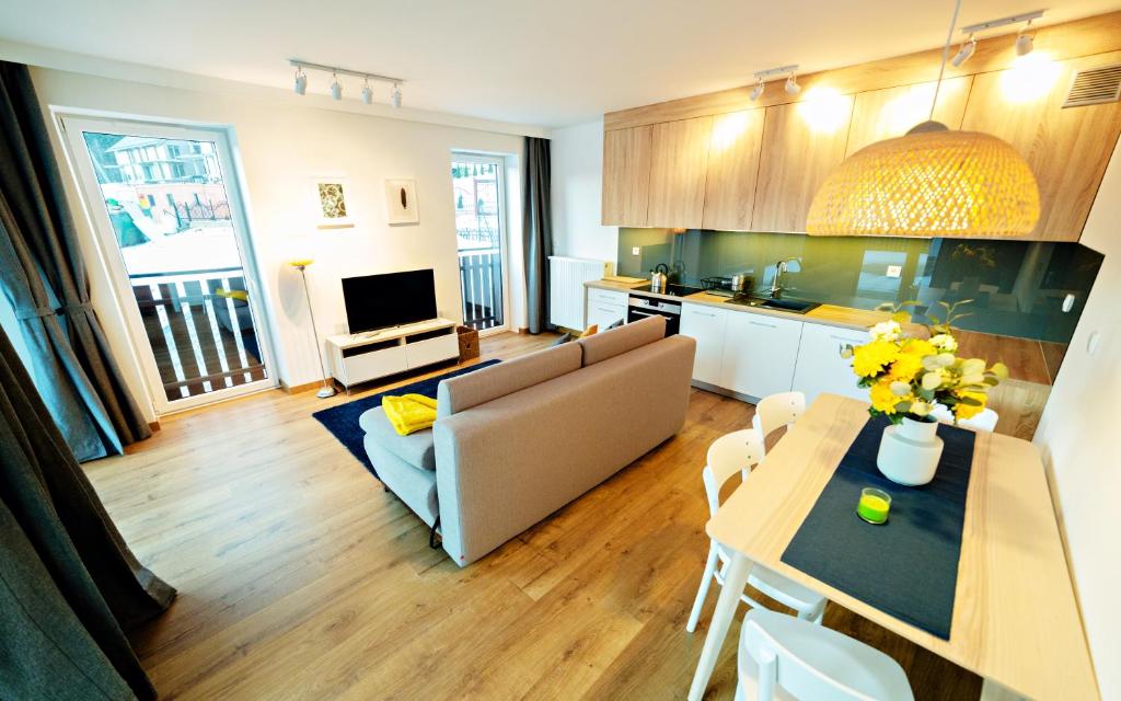 Televízia a/alebo spoločenská miestnosť v ubytovaní Apartamenty Sun & Snow Szklarska Perła