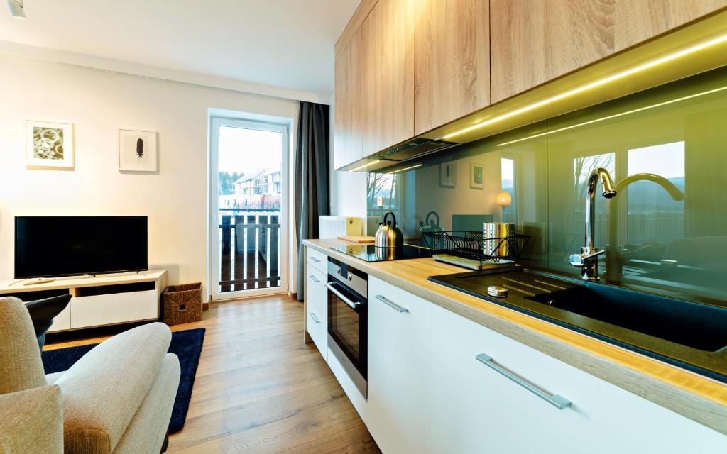Kuchyňa alebo kuchynka v ubytovaní Apartamenty Sun & Snow Szklarska Perła