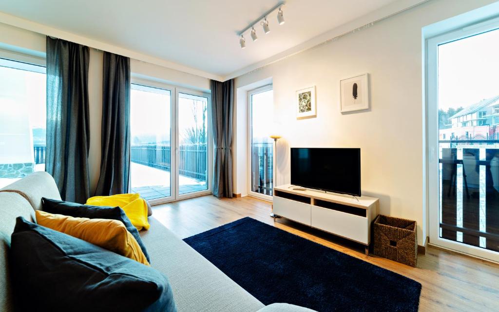 Televízia a/alebo spoločenská miestnosť v ubytovaní Apartamenty Sun & Snow Szklarska Perła