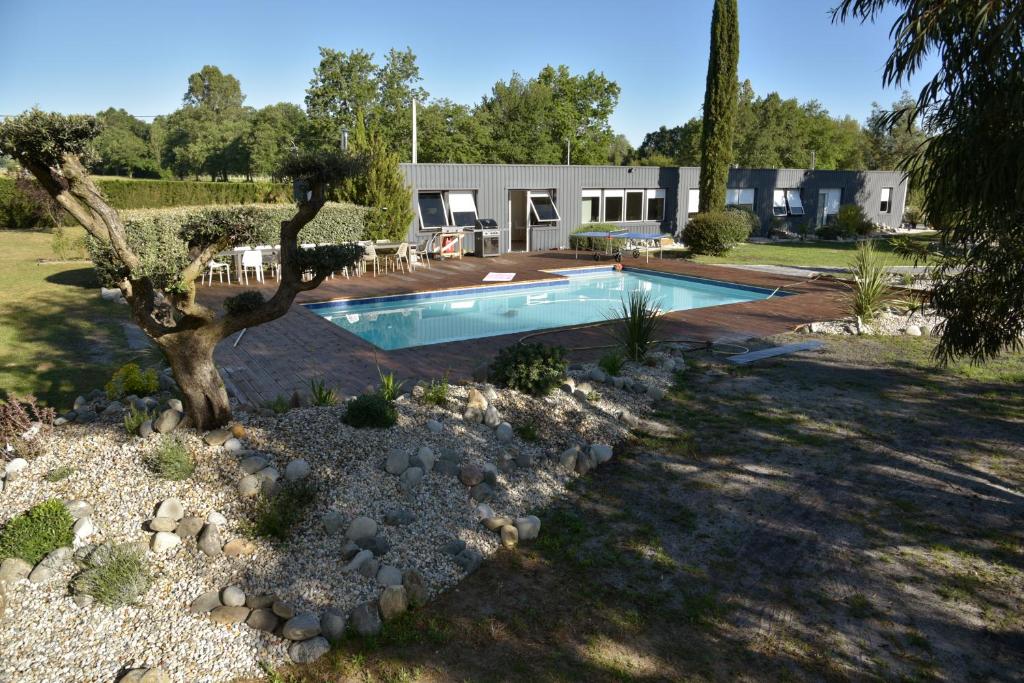 una casa con piscina en un patio en Villa Parenthese, en Saint-André-de-Cubzac