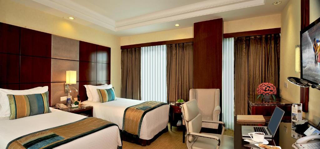 TV a/nebo společenská místnost v ubytování SkyCity Hotel Gurgaon