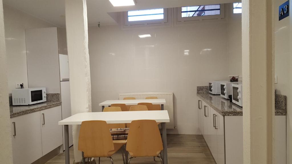 Kuchyňa alebo kuchynka v ubytovaní Albergue Logroño Centro