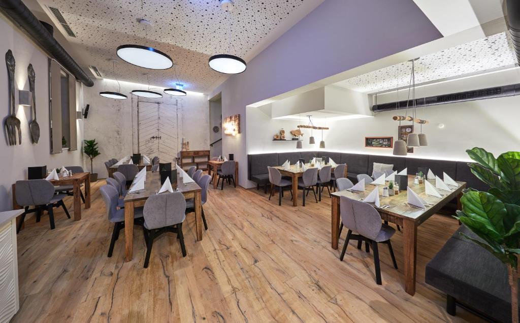 Reštaurácia alebo iné gastronomické zariadenie v ubytovaní HEITZMANN - Hotel & Rooftop