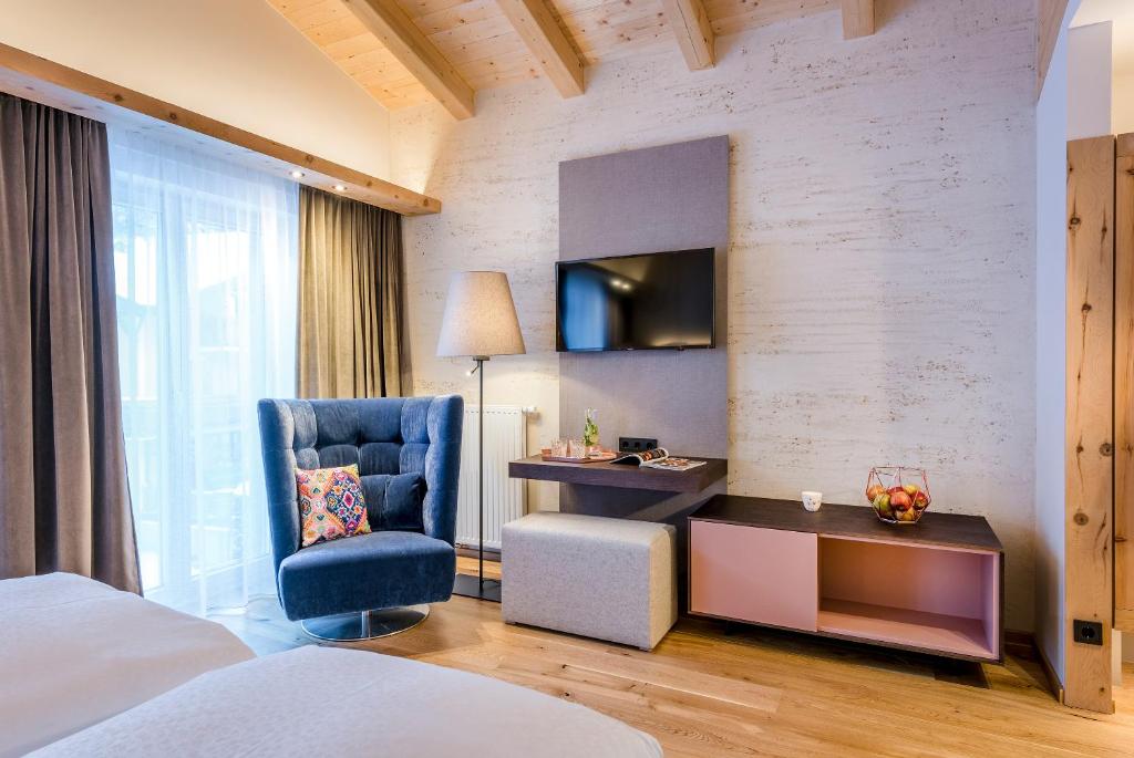 Postel nebo postele na pokoji v ubytování "Quality Hosts Arlberg" Hotel zur Pfeffermühle