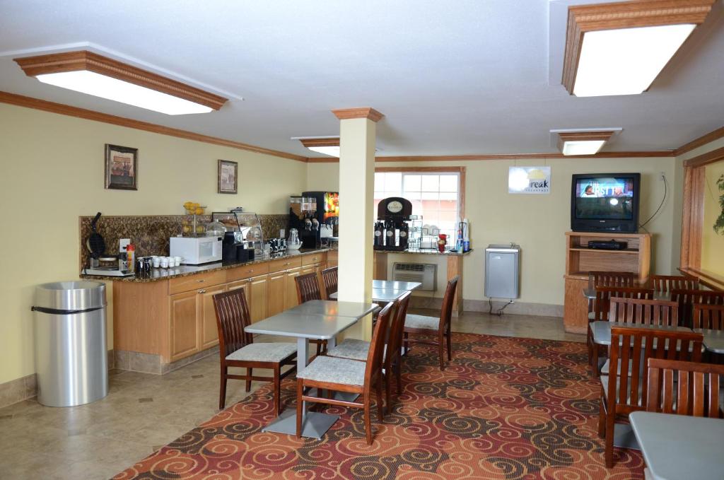 Kuchyň nebo kuchyňský kout v ubytování Days Inn by Wyndham Yakima