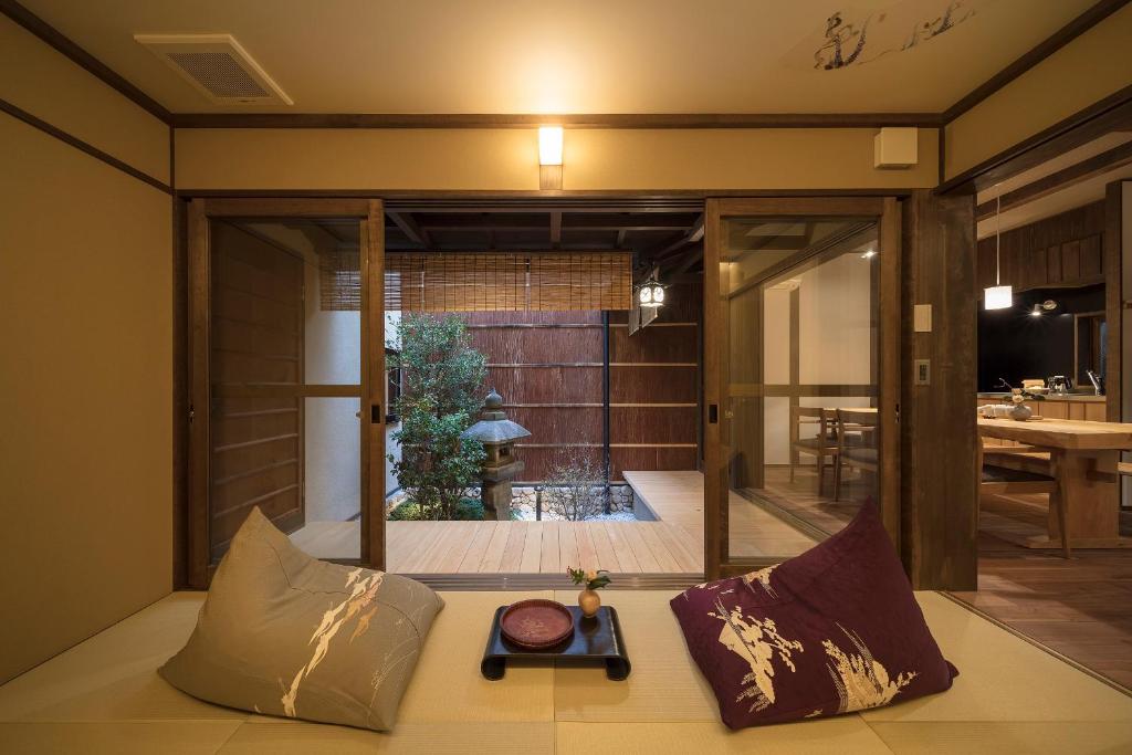Cette chambre dispose d'un canapé et d'oreillers. dans l'établissement Fujinoma Machiya House, à Kyoto