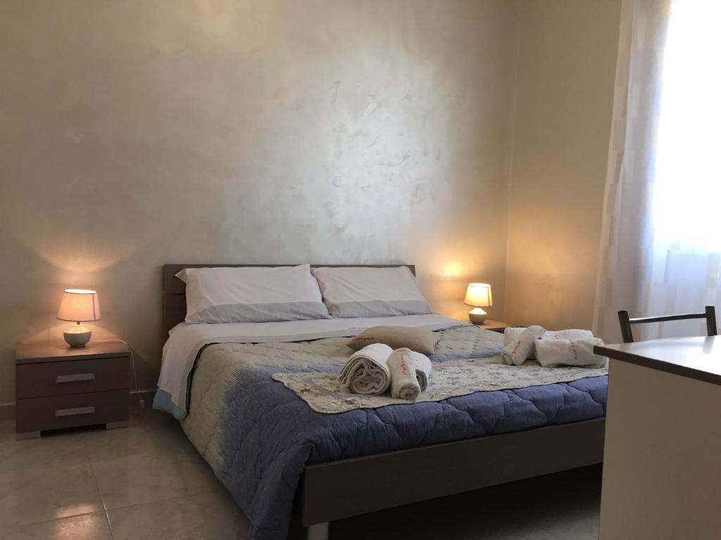 1 dormitorio con 1 cama con toallas en B&B Cuore di Gallipoli, en Gallipoli