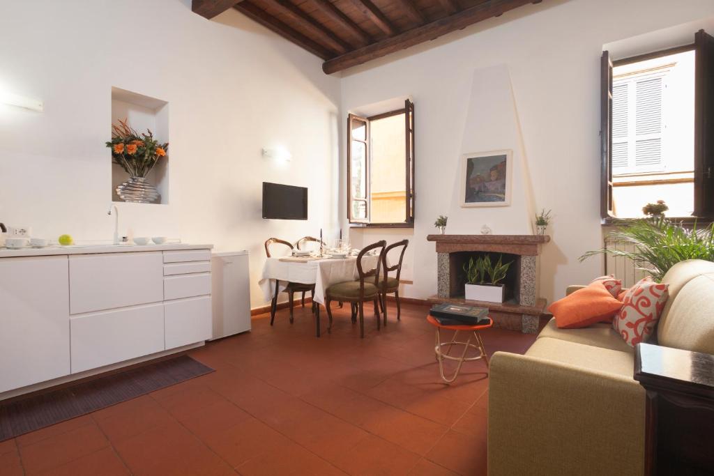 ローマにあるThe Piccolo Apartmentのリビングルーム(ソファ、テーブル付)