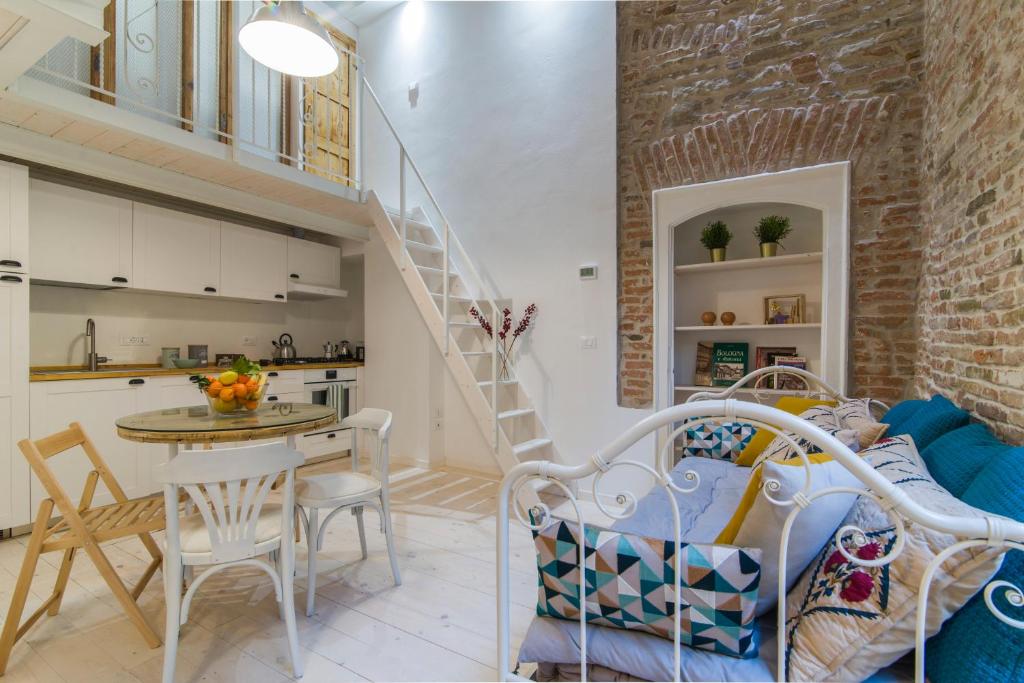 une cuisine et une salle à manger avec un escalier en colimaçon dans un loft dans l'établissement University Loft Apartment, à Bologne