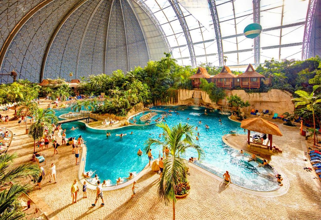 een groot zwembad in een pretpark met mensen erin bij Tropical Islands in Krausnick