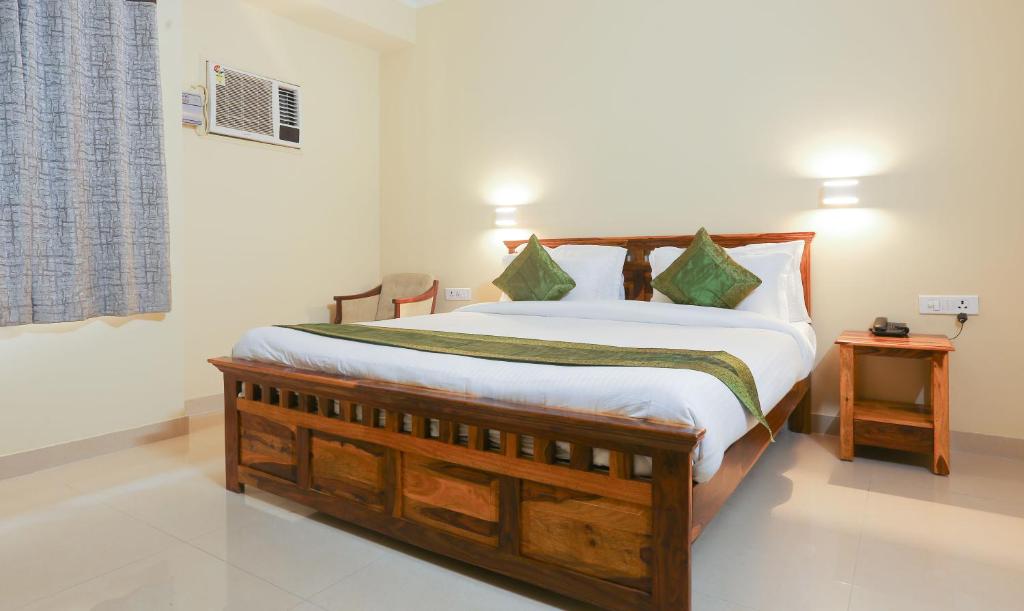 um quarto com uma cama num quarto em Treebo Trend The Anchorage Malviya Nagar em Jaipur