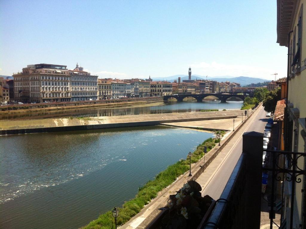 フィレンツェにあるTerrazze Soderini 25の橋と建物のある川の景色