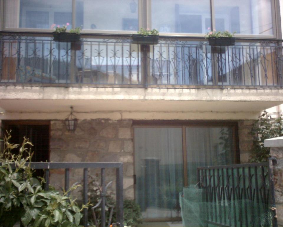 ein Gebäude mit einem Balkon mit Topfpflanzen darauf in der Unterkunft Vaqué Les Angles in Les Angles