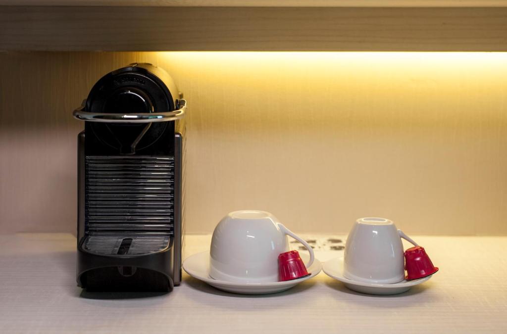 Příslušenství pro přípravu čaje a kávy v ubytování Promenade Hotel Kota Kinabalu