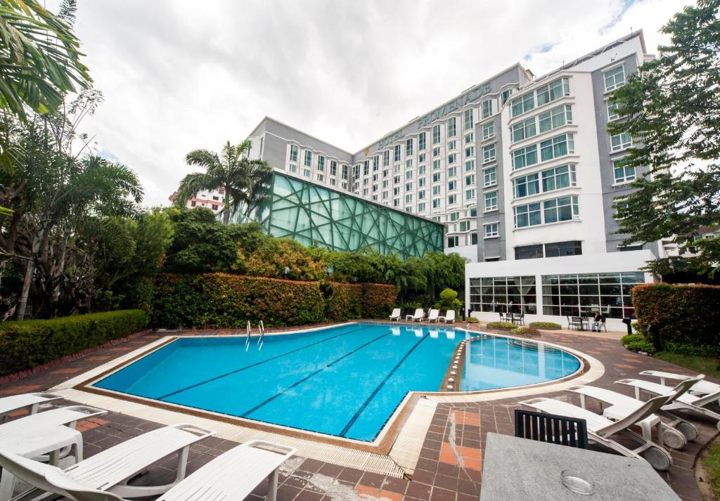 Bazén v ubytování Promenade Hotel Kota Kinabalu nebo v jeho okolí