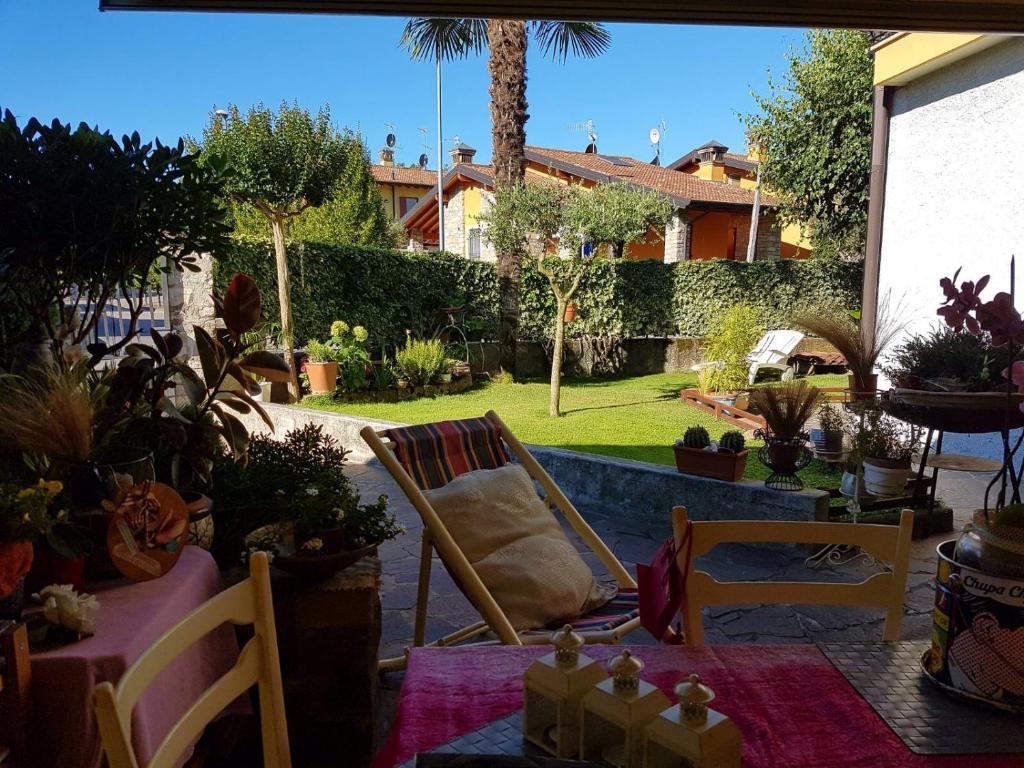 eine Terrasse mit einem Tisch und Stühlen im Hof in der Unterkunft B & B Da Giusy in Corte Franca
