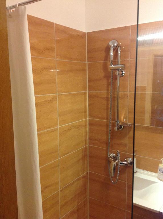 W łazience znajduje się prysznic ze szklanymi drzwiami. w obiekcie Apartment Haus Föhrenwald w mieście Seefeld in Tirol