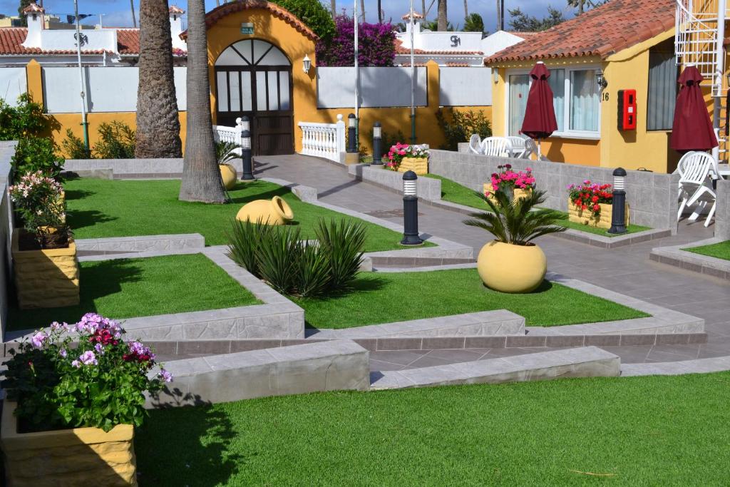 A garden outside Bungalows Club Primavera