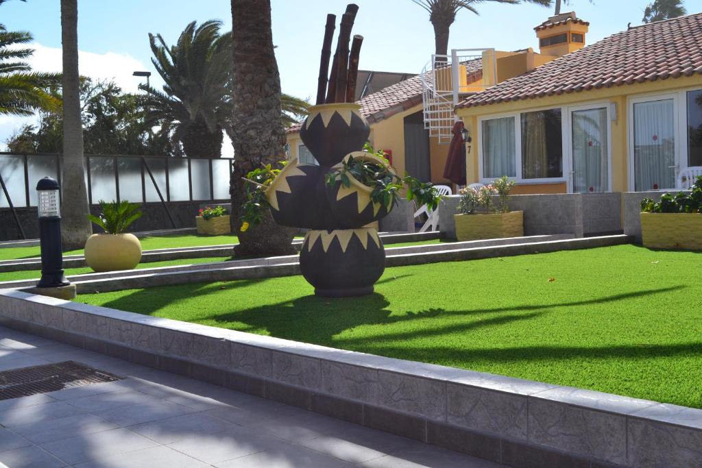 A garden outside Bungalows Club Primavera