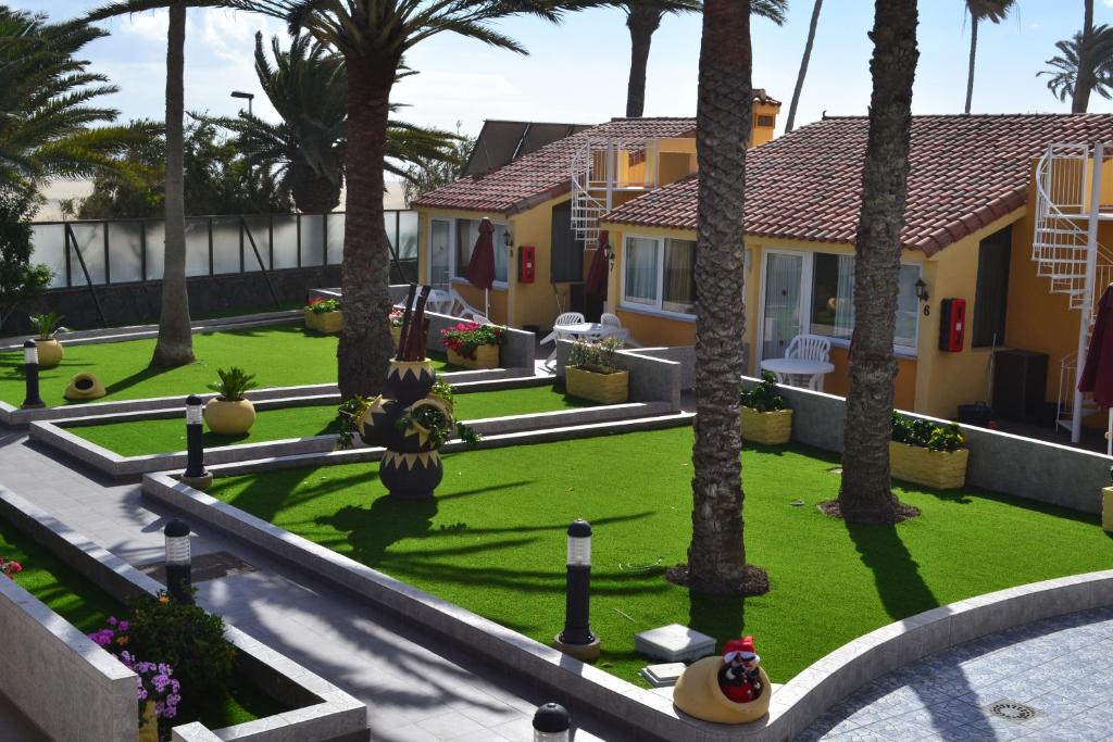 A garden outside Bungalows Club Primavera