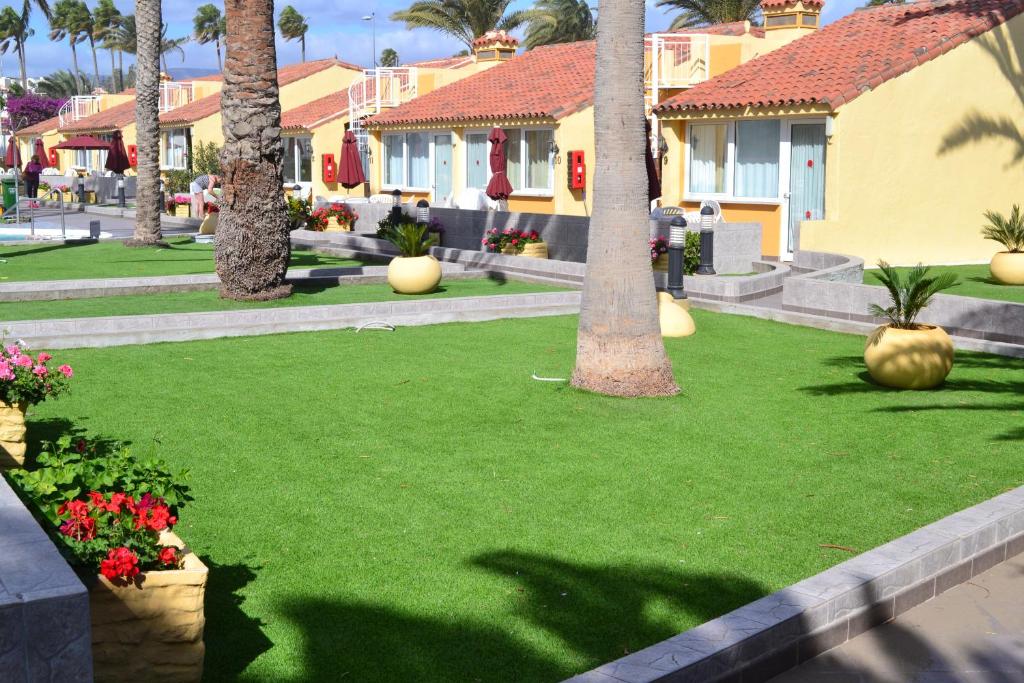 A garden outside Bungalows Club Primavera