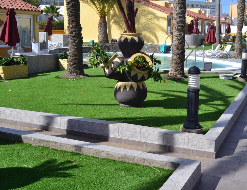 A garden outside Bungalows Club Primavera