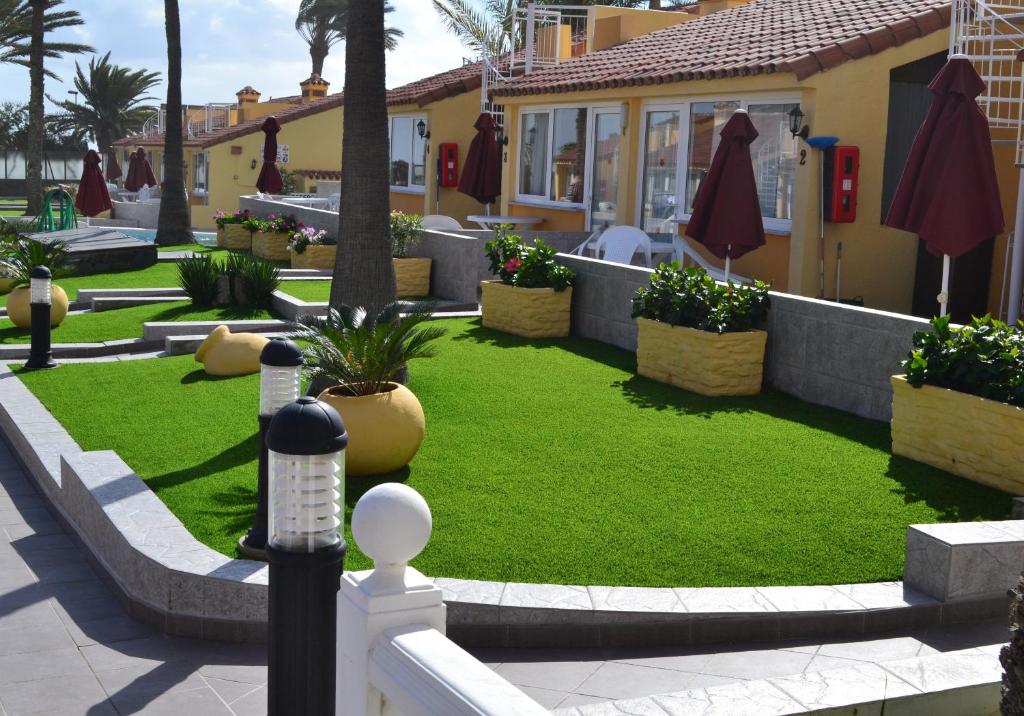 A garden outside Bungalows Club Primavera