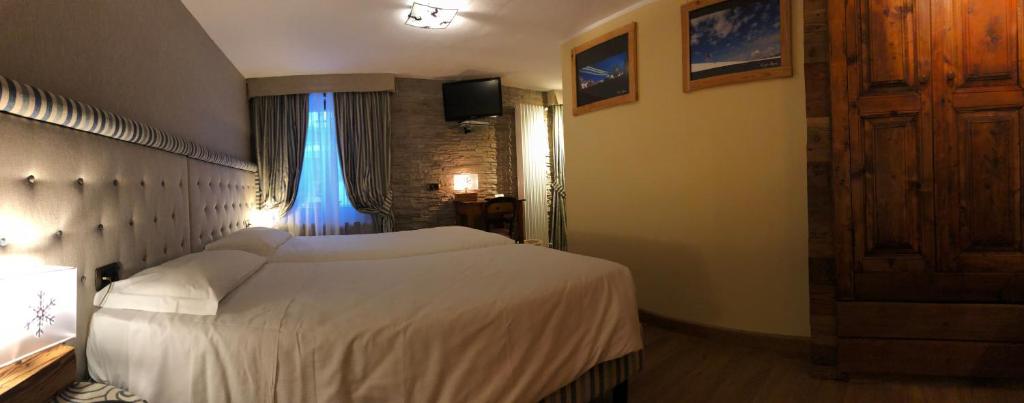 Łóżko lub łóżka w pokoju w obiekcie Hotel Edelweiss 3 Stelle SUPERIOR