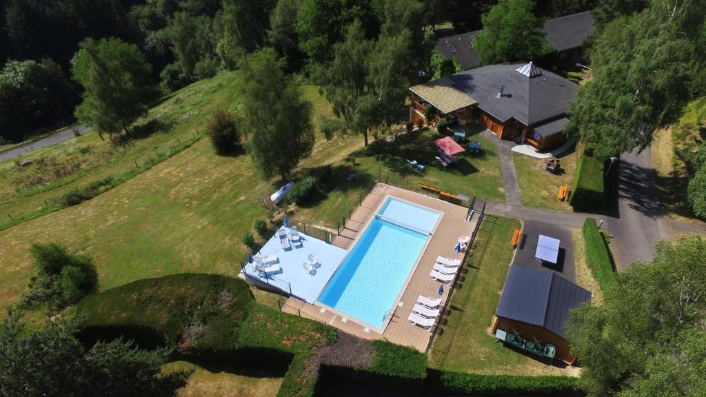 einen Blick über ein Haus mit Pool in der Unterkunft VVF Aubrac in Chaudes-Aigues