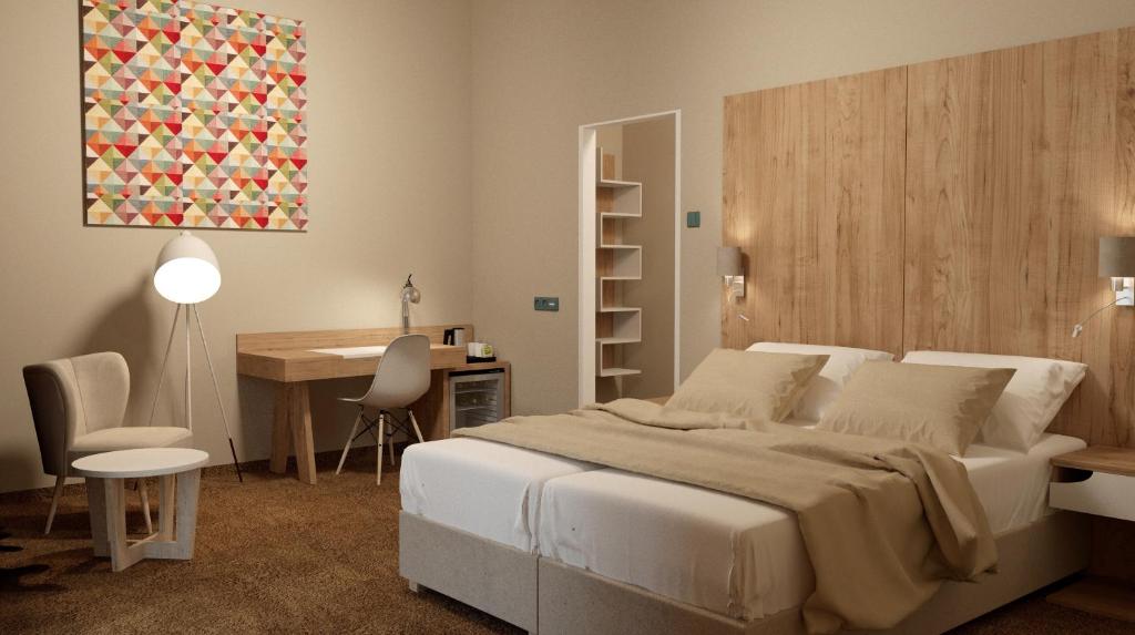 1 dormitorio con cama blanca, escritorio y mesa en Hotel Liberec en Liberec