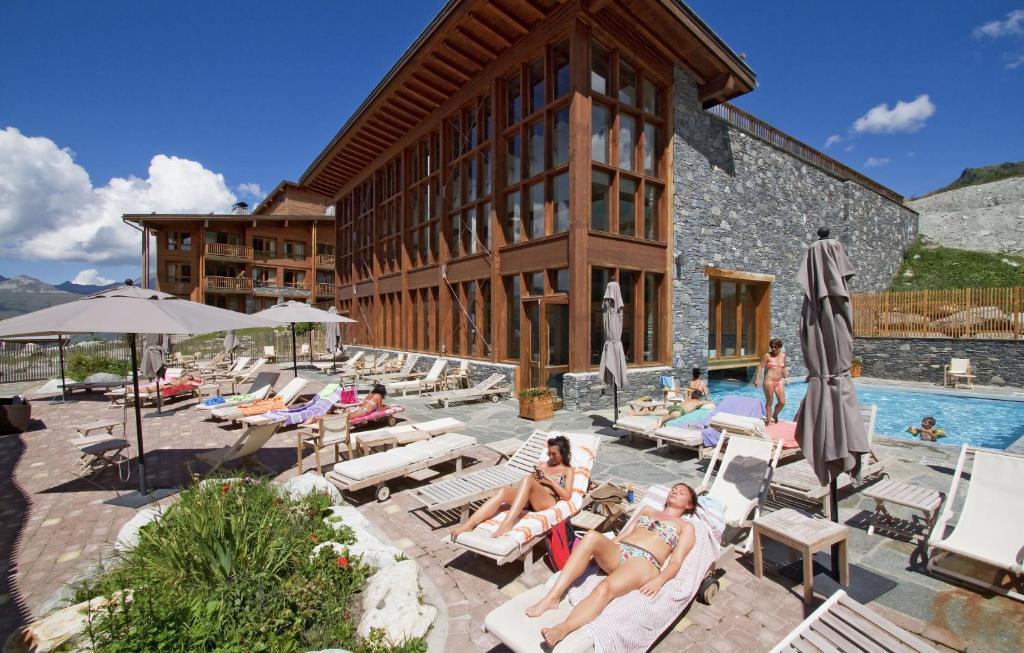 Бассейн в Appart'Hotel Prestige Odalys Eden или поблизости