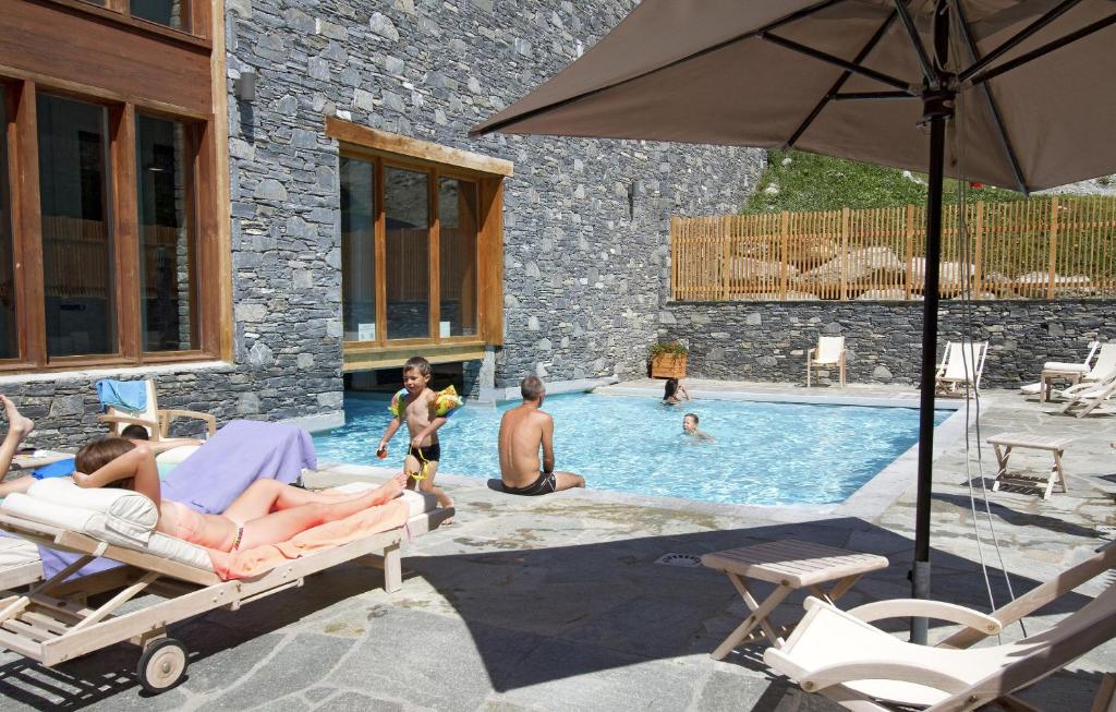 Бассейн в Appart'Hotel Prestige Odalys Eden или поблизости